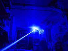 Laden Sie das Bild in den Galerie-Viewer, Powerful Blue blau laser night beam 445nm high power laserpointer
