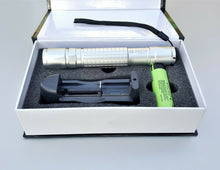 Laden Sie das Bild in den Galerie-Viewer, 100mw 200mw green laser , much better than 303 301 laser pen